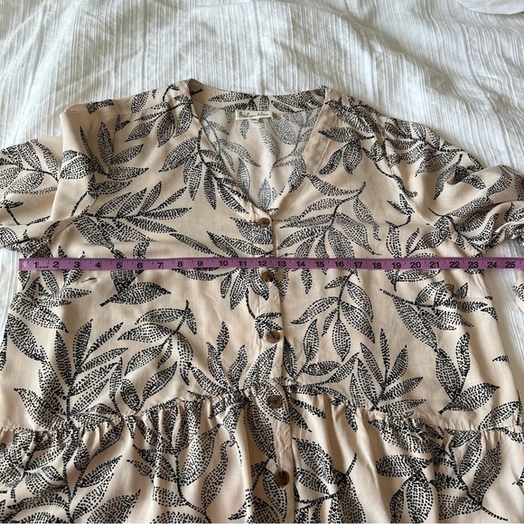 2/$30 Indigo Rose Cream and Black Patterned Floral Leaf Blouse - Picture 10 of 11